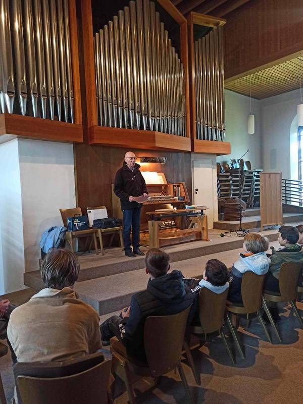 Die Klassen 6a und 6b erkunden die Orgel in der Evangelischen Kirche in Ebhausen